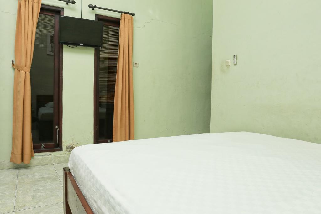 Reddoorz @ Mataram Kuta 3 Hotel Exterior photo